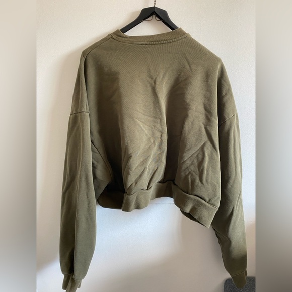 Hailey Bieber Wardrobe NYC Olive Green Cropped Sweatshirt - Picture 6 of 13